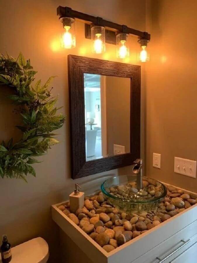 Espelho com moldura de madeira para banheiro decorado com bancada de pedras Foto Centsible Chateau
