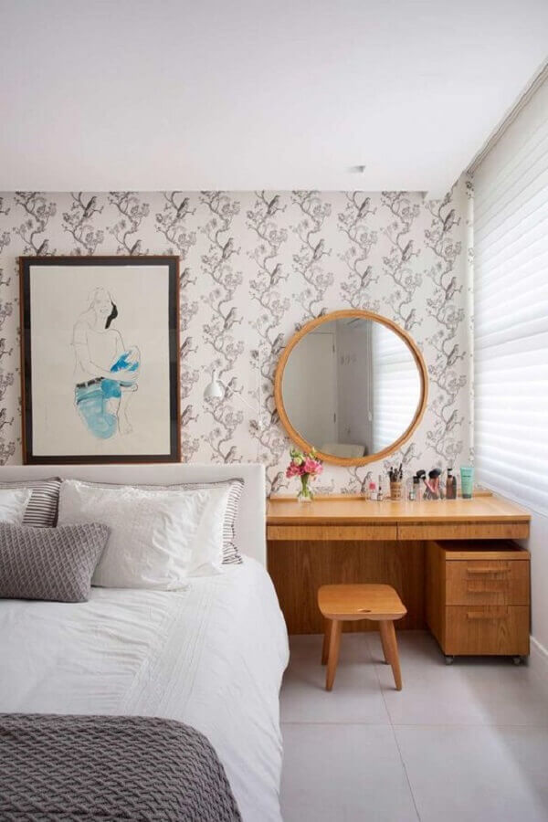 Espelho com moldura de madeira para quarto decorado com papel de parede delicado