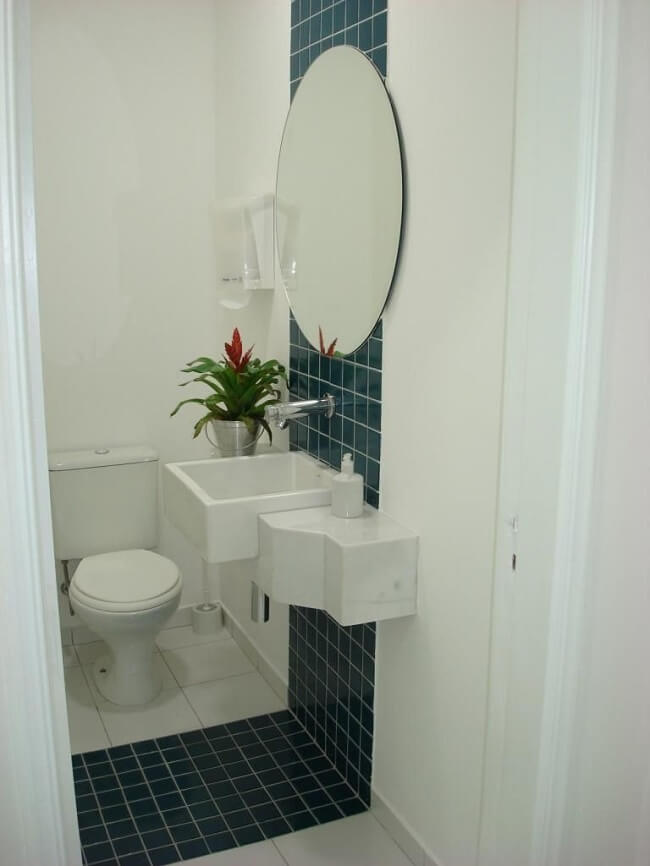 Espelho redondo e faixa decorativa para banheiro