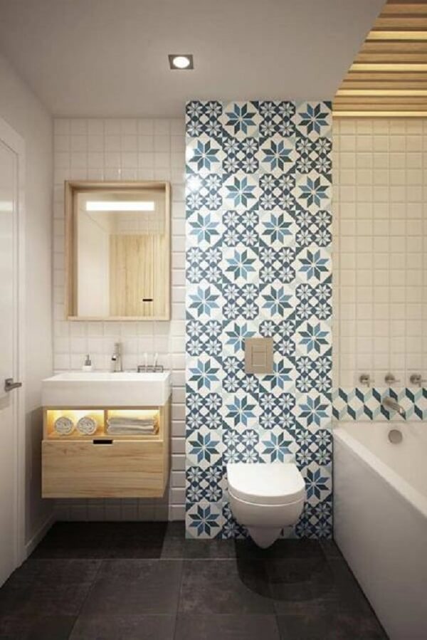 Faixa decorativa para parede de banheiro feita com ladrilhos hidráulicos
