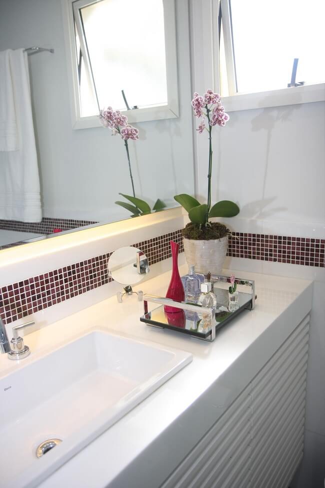 Gabinete branco e faixa decorativa para banheiro vinho