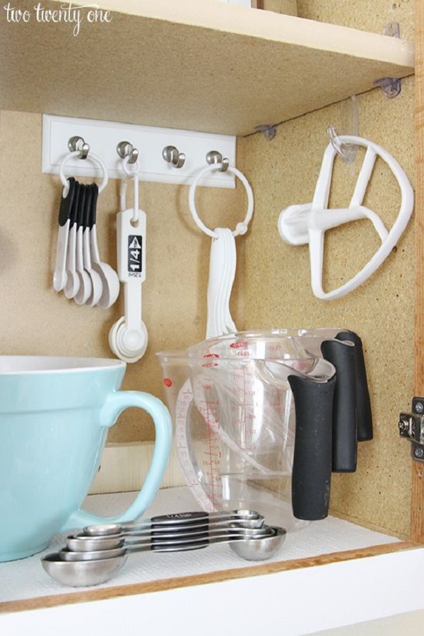 Gancho para pendurar utensílios de cozinha dentro do armário