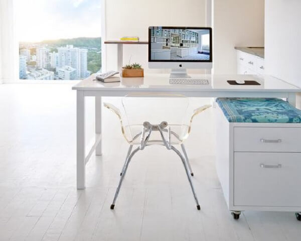 Home office com cadeira acrilico transparente e armário pequeno de chão