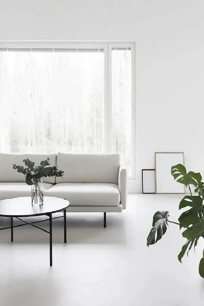 Mesa de centro redonda e sofá minimalista branco