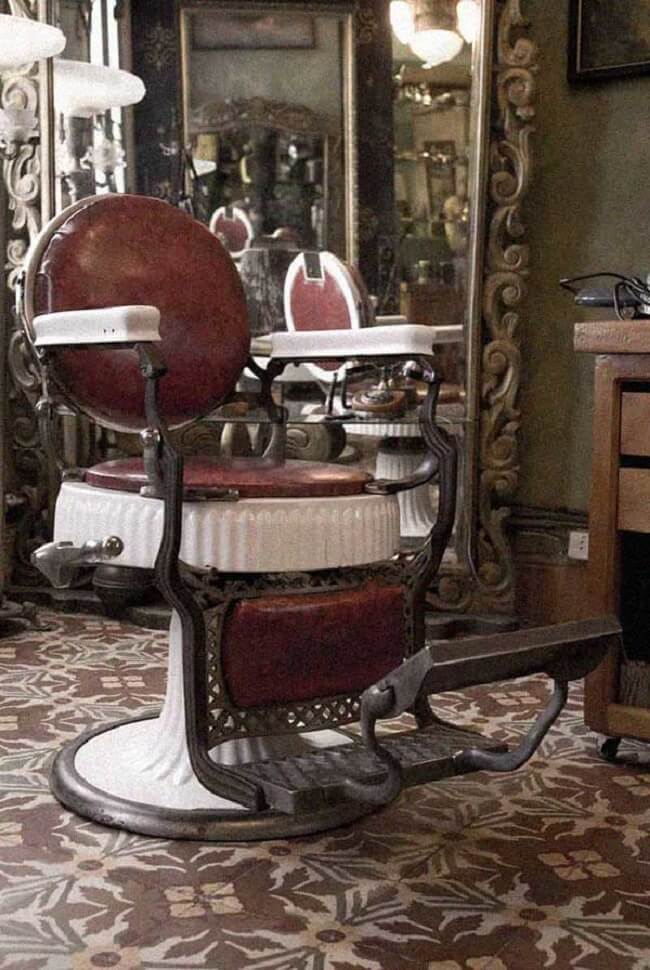 Modelo de cadeira para barbearia retrô com acabamento de metal