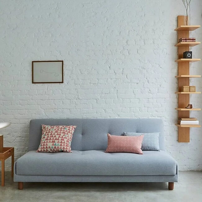 Modelo de sofá cama minimalista com pés de madeira