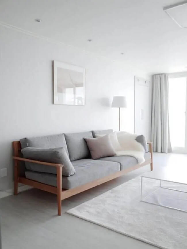Modelo de sofá minimalista para sala cinza com acabamento em madeira