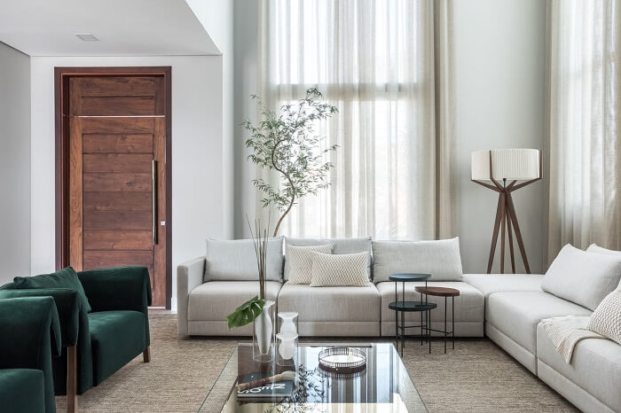 Poltronas verdes e sofá minimalista para sala branco