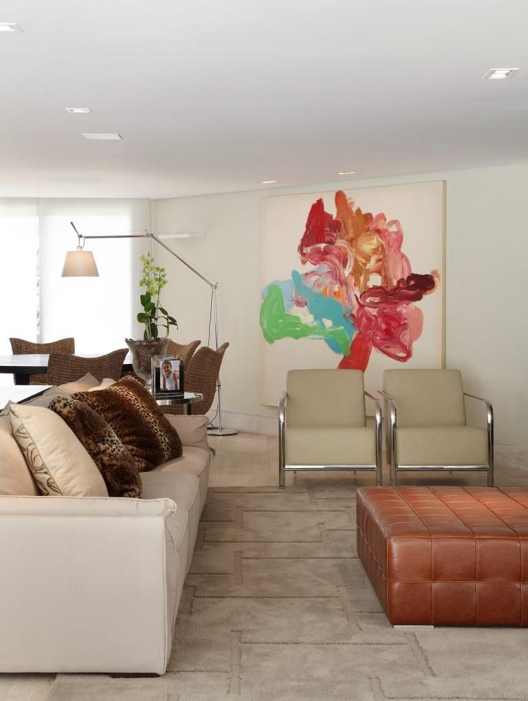 Quadro aquarela colorido na sala de estar clássica