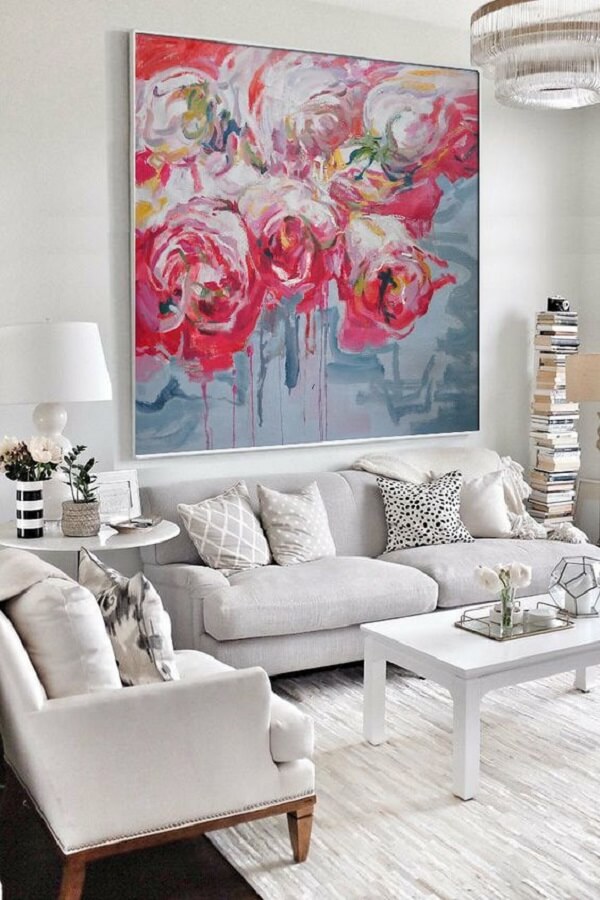 Quadro aquarela em tons de rosa e azul na sala de estar neutra