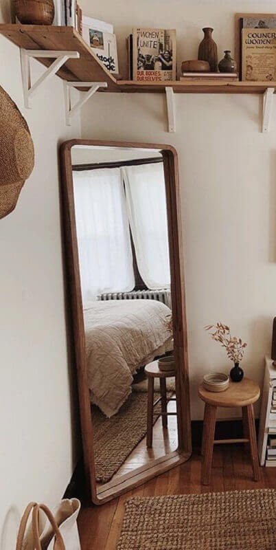 Quarto simples decorado com espelho com moldura de madeira Foto Dezeen
