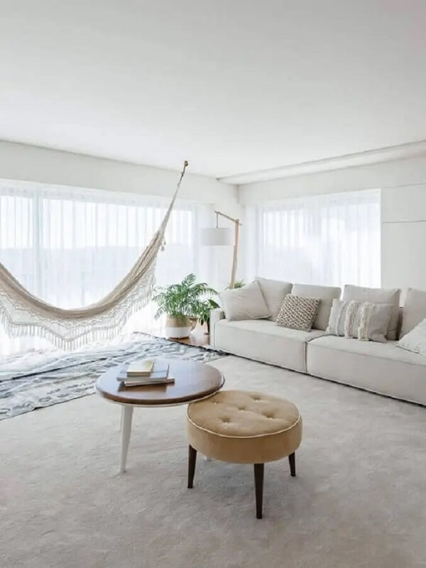 Rede de descanso e sofá minimalista branco