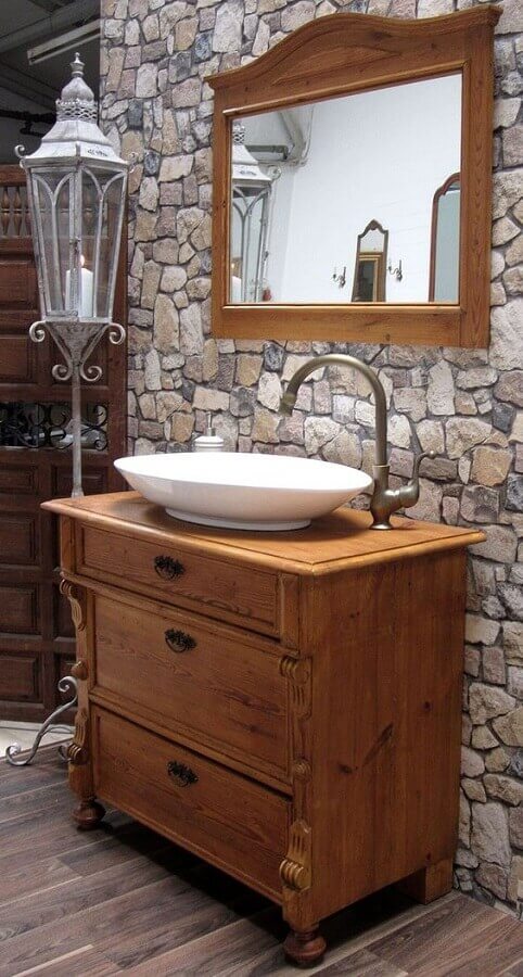 Revestimento de pedra para banheiro decorado com espelho com moldura de madeira