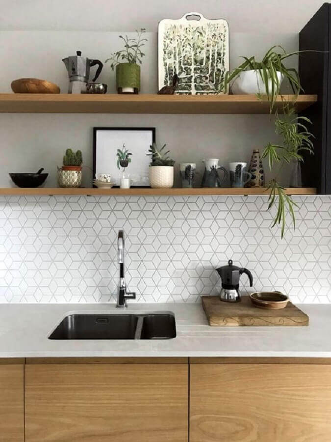 Revestimento geométrico para decoração de cozinha com prateleira suspensa de madeira Foto Naked Kitchens