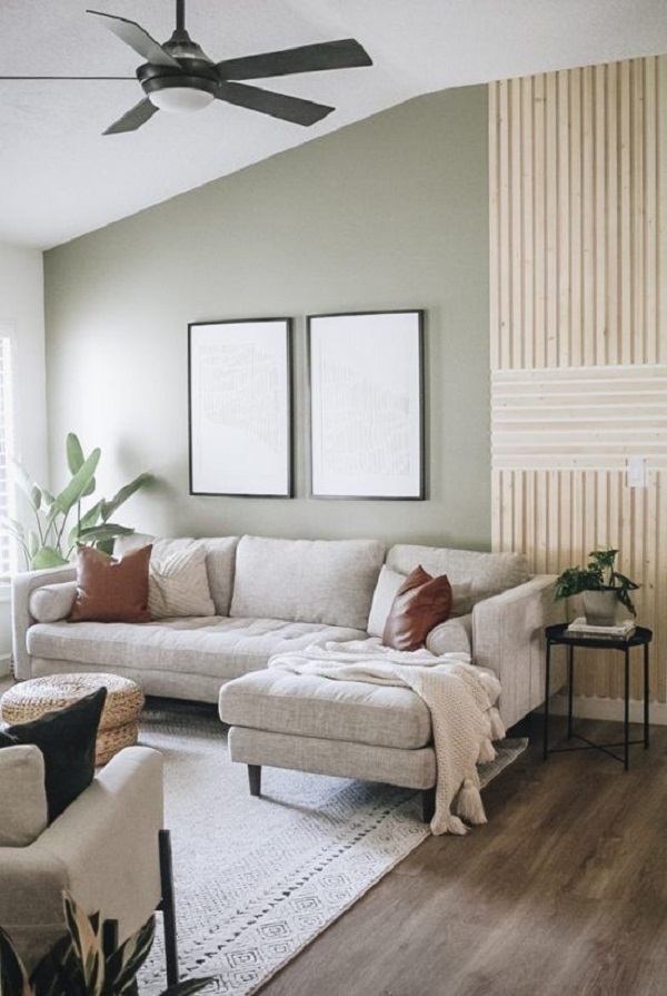 Sala aconchegante com parede verde claro e sofá chaise
