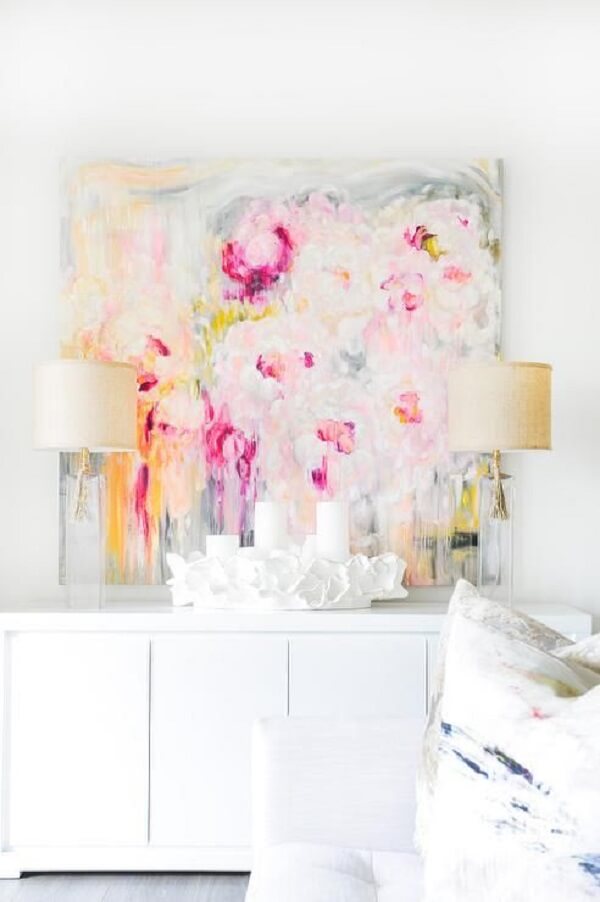Sala branca com quadro aquarela cor de rosa