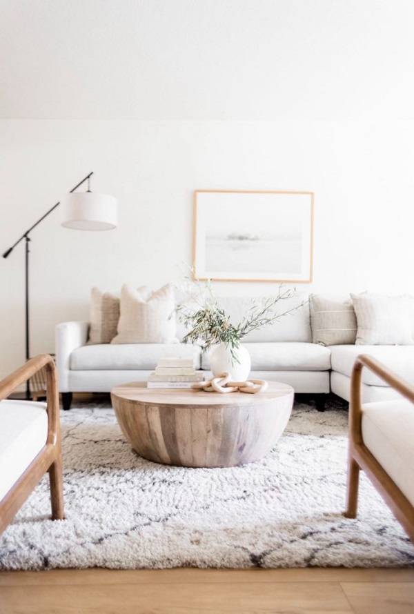 Sala clara com sofá chaise branco