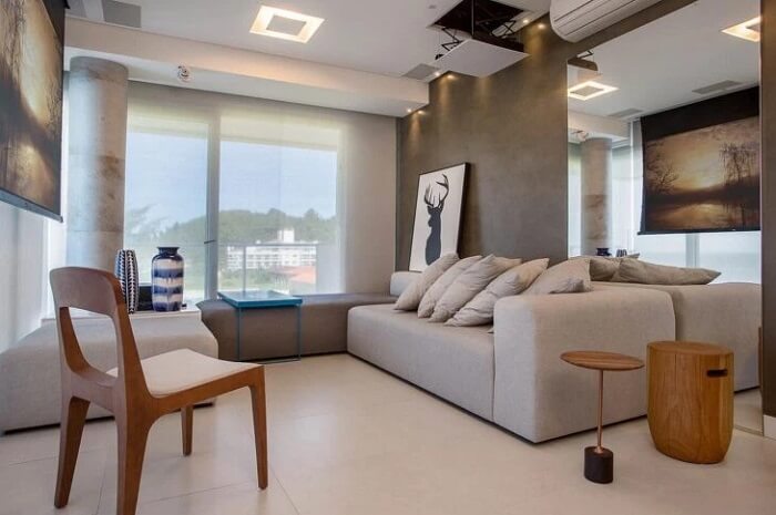Sala com espelho de chão e sofá minimalista