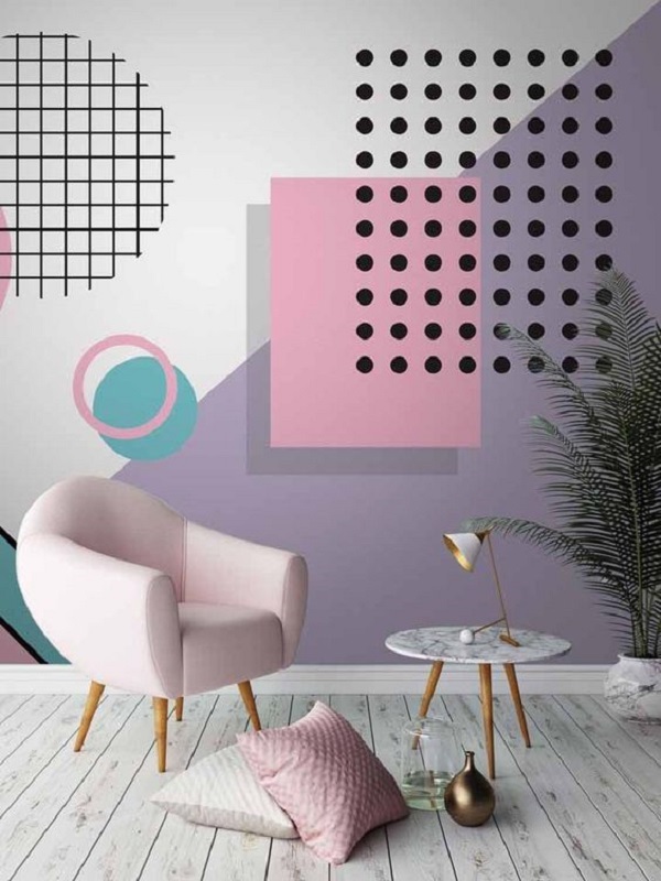 Sala com parede geométrica roxa
