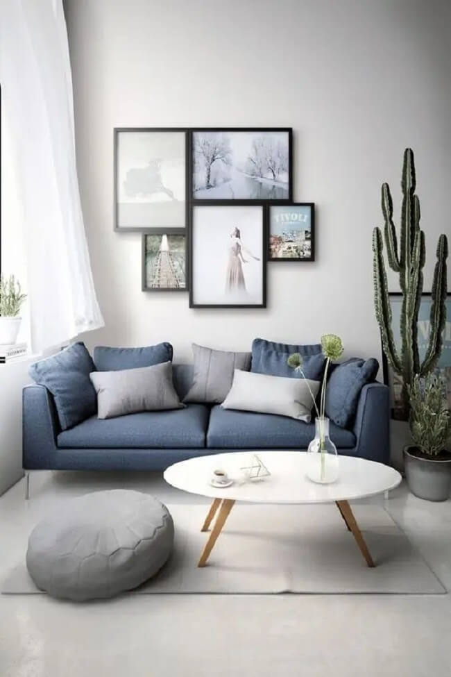 Sala com sofá azul e cimento queimado branco parede