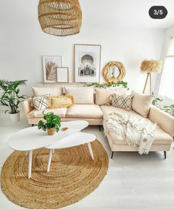 Sala com sofá chaise e manta aconchegante