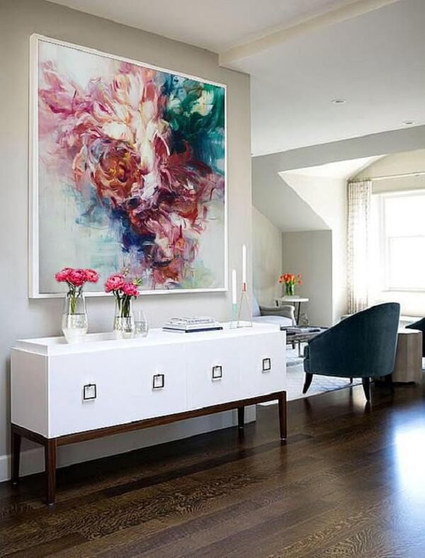 Sala de estar com quadro aquarela de flor