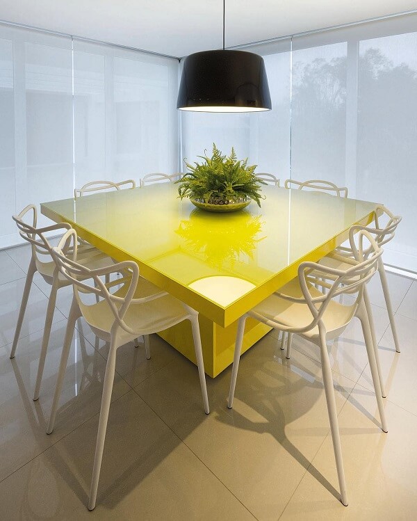 Sala de jantar com cores que combinam com amarelo