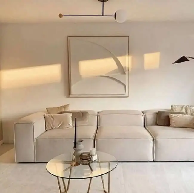 Sala organizada com sofá estilo minimalista