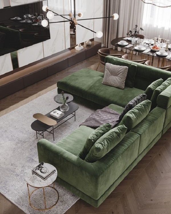 Sofá chaise verde na sala de estar moderna