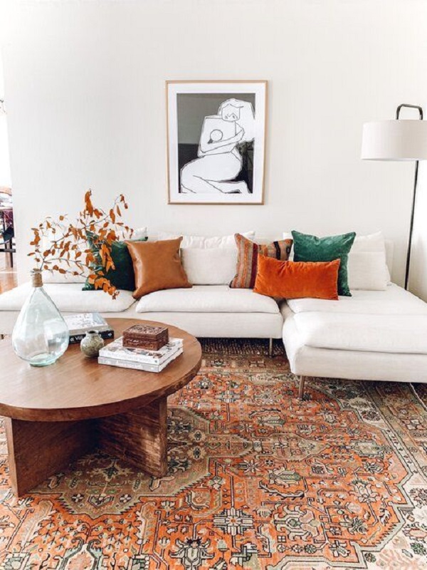 Itens de decoração para sala de estar com almofadas variadas nas cores do tapete