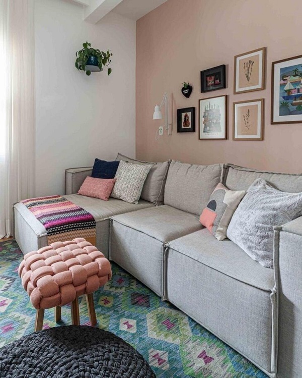 Sofá com chaise cinza claro na sala de estar moderna