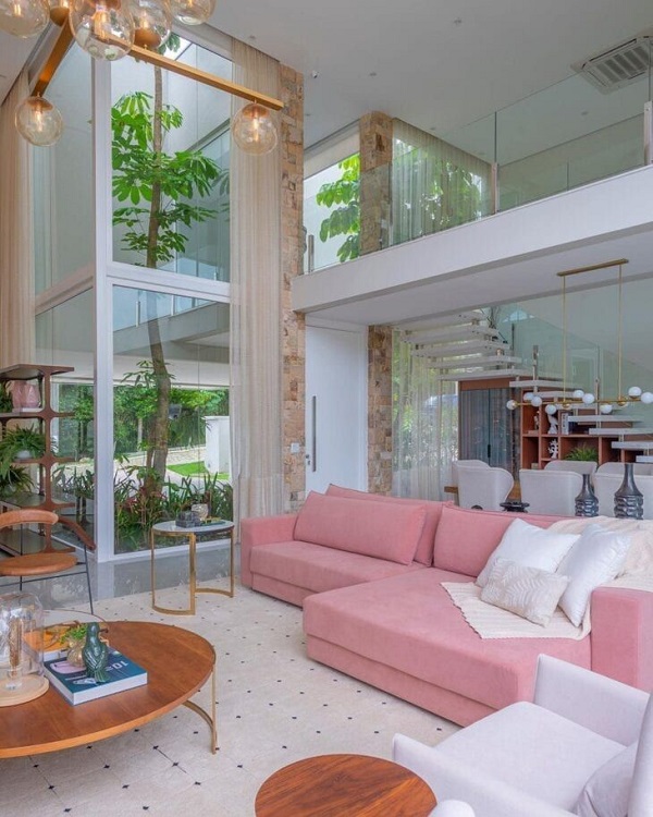 Itens de decoração para sala de estar moderna com sofá rosa