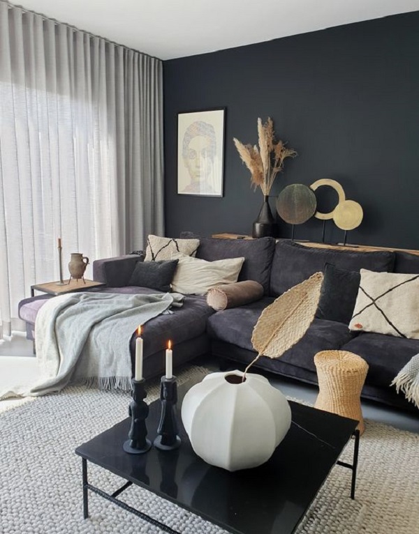 Sofá com chaise fixa decorado com manta cinza quentinha