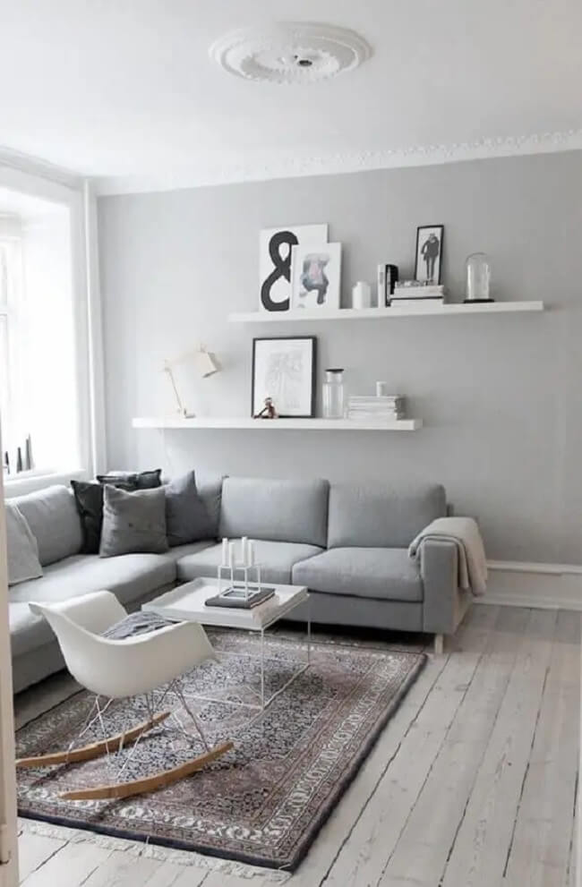 Sofá estilo minimalista em tom cinza