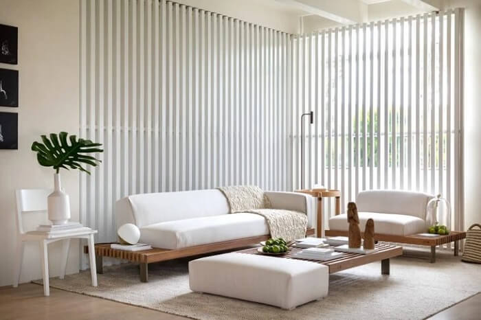 Sofá minimalista com acabamento em madeira
