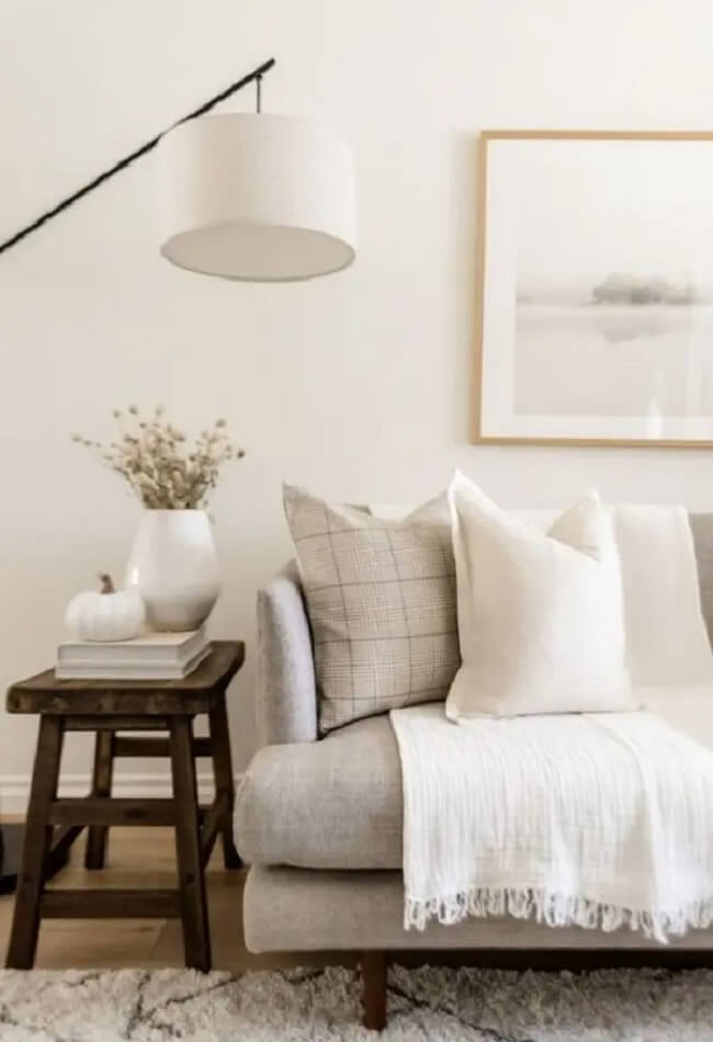 Sofá minimalista com almofadas e manta