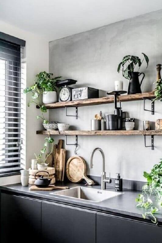Tons de cinza para decoração de cozinha com prateleiras de madeira rústica Foto VIGO Industries