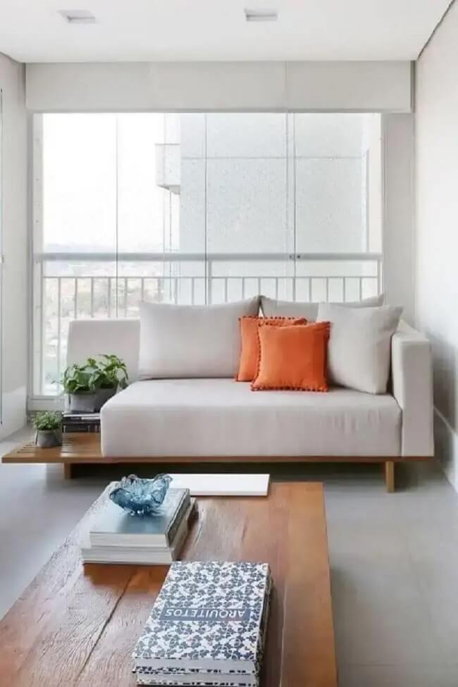 Varanda decorada com sofá minimalista