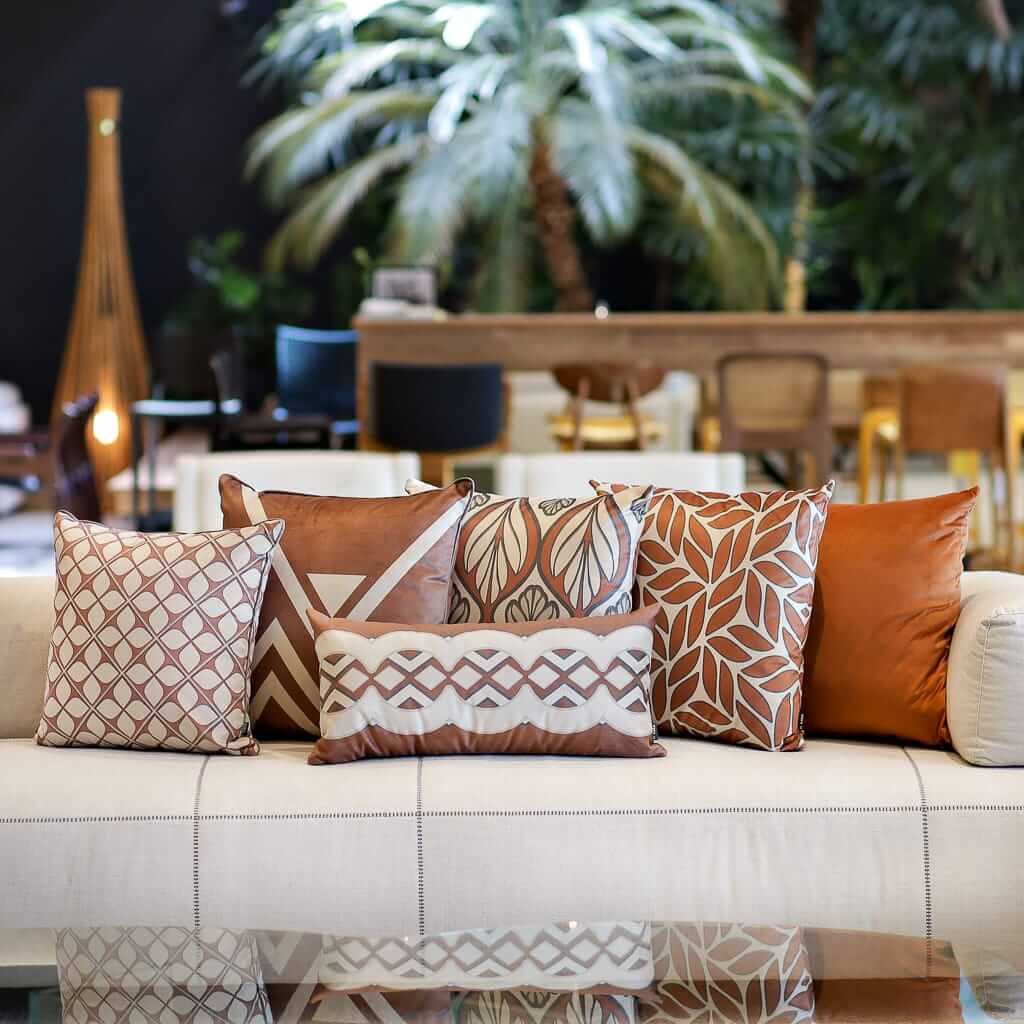 Almofada para sofá: a almofada decorativa terracota é tendência na decoração atual