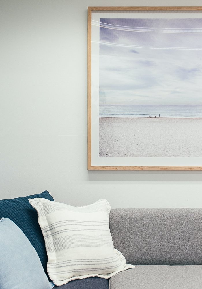Invista em quadros de praia e crie um ambiente relaxante