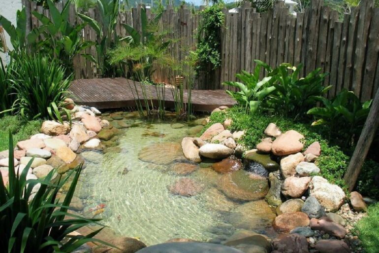 A água cristalina se destaca no lago ornamental. Fonte - Binh Garden