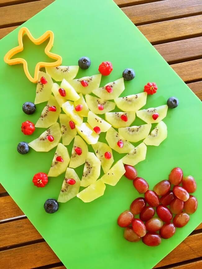 A árvore de natal de frutas deixa a mesa mais colorida