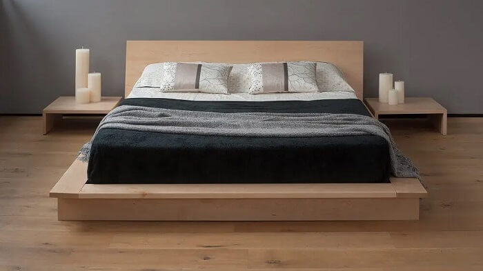 A mesa de cabeceira normalmente acompanha a altura da cama oriental