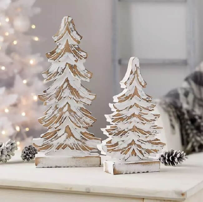 A tinta branca simula a neve sobre a árvore de natal de madeira artesanal