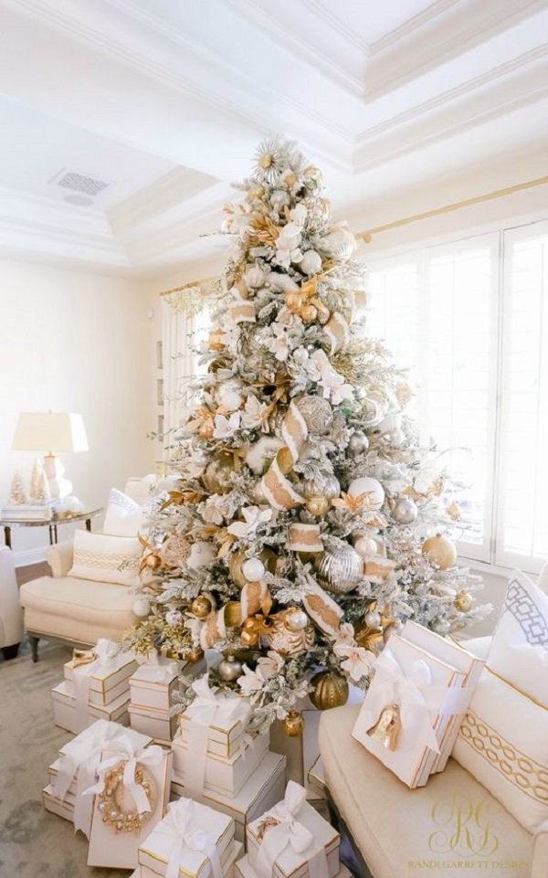 Árvore de natal nevada luxuosa para sala de estar