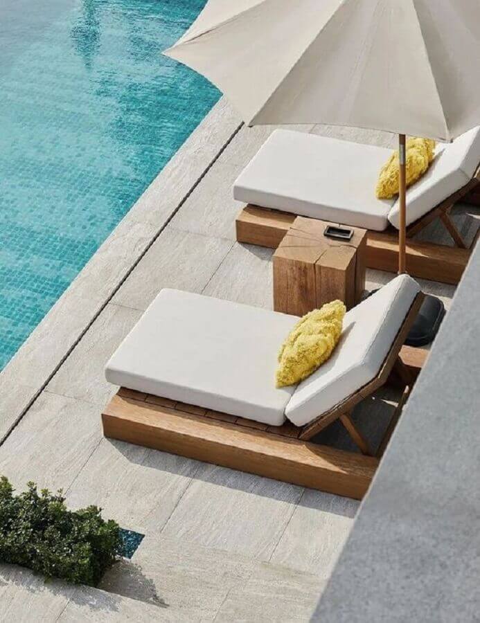 Almofadas para decoração de espreguiçadeira de madeira para piscina Foto MyDomaine