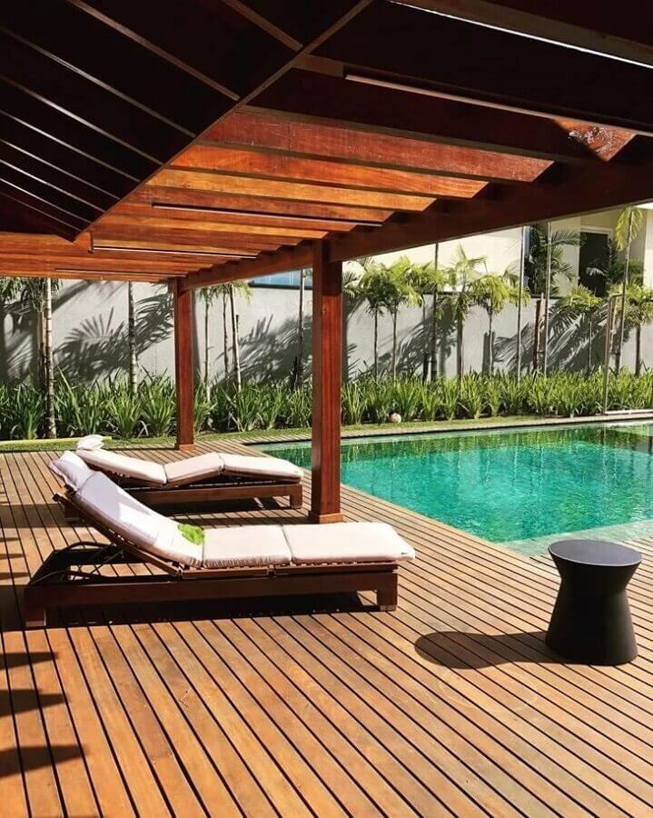 Área externa com deck de madeira e jardim decorada com cadeira espreguiçadeira de piscina Foto Christie Cornelio Arquitetura