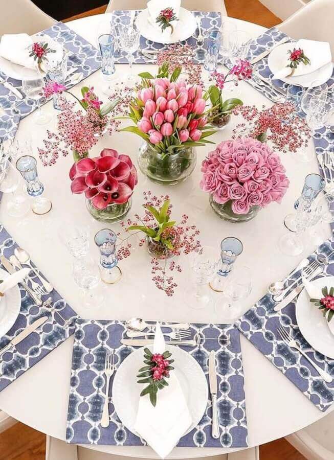 Arranjo de flores para decoração de mesa posta ano novo simples 