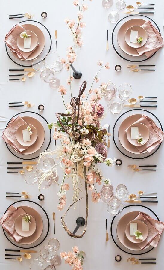 Arranjo de flores para decoração mesa posta ano novo minimalista Foto 100 Layer Cake