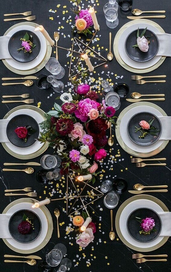 Arranjo de flores para mesa posta ano novo moderna decorada com detalhes em dourado Foto 100 Layer Cake